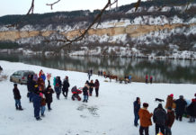 La Holoșnița oamenii se scaldă de Bobotează