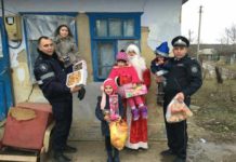 Polițiștii din Florești l-au adus pe Moș Crăciun în casele familiilor nevoiașe