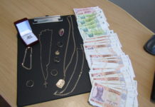 Prinși de polițiști după ce au furat bijuterii din aur și bani