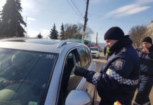 Mărțișoare și felicitări pentru șoferi, de la polițiști