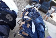 O mașină plină cu articole vestimentare fără acte de proveniență, depistată la frontieră