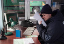 Un pistol și un act falsificat depistate în punctul de trecere Otaci