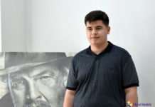 ”Portrete în lumină” – vernisajul lui Dorel Crețu, tânărul care a învățat arta desenului super-realist pe internet