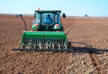 Agricultorii, revoltați de scumpirea motorinei, cer Guvernului să acopere o parte din cheltuieli