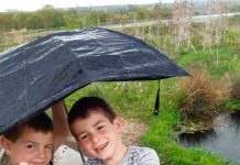 Soarele se joacă în părul copiilor