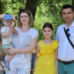 Fiindca-este-o-sarbatoare-pentru-toti-cei-mici-si-mari-primarul-or.-Donduseni-Ivan-Belciug-a-venit-cu-toata-familia-sa-frumoasa