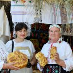 Intalnire-cu-eroinele-Ziarului-Nostru-femei-maestre-in-arta-painii.-Tamara-Cucuietu-tinand-in-mana-colacul-nunului-Ludmila-Talmazan-si-Maria-Grigor-demonstrand-jemnele