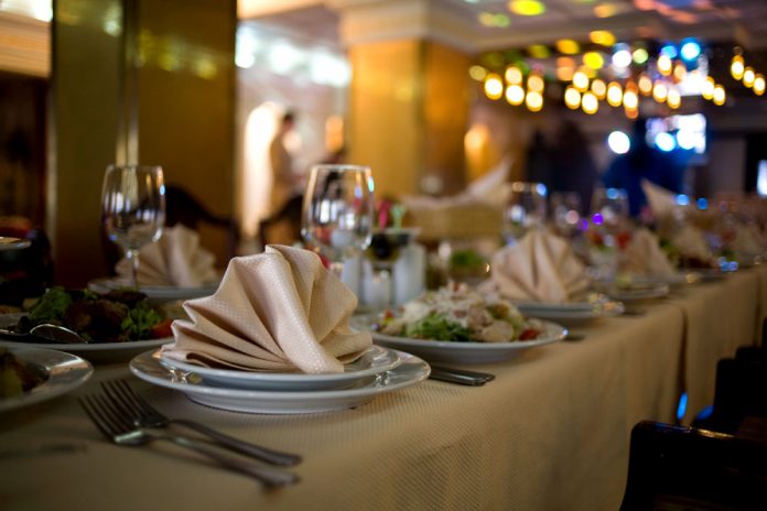 Depositphotos_4670768_XL-sala-nunta-(1)