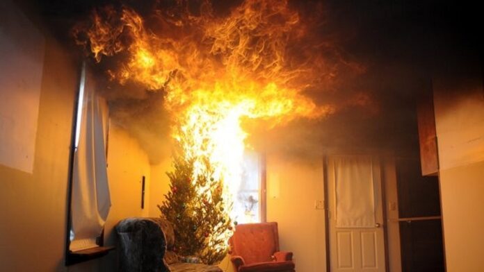 albero-natale-fuoco-incendio