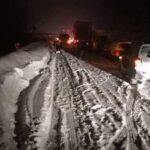 Șoferi cu mașini blocate în zăpadă, ajutați de polițiști