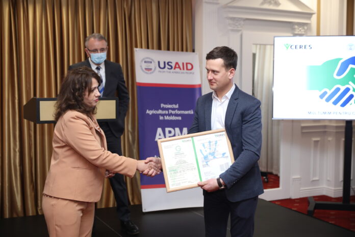 Înmânarea certificatului GLOBALG.A.P. agronomului GȚ ”Ababii Ion Ion”, Igor Novac.