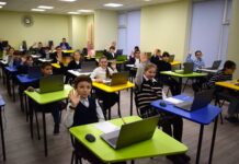 Testare națională în format digital pentru 50 de elevi din învățământul primar. Premieră, în Republica Moldova