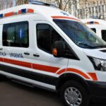 Un tânăr a murit subit după ce s-ar fi lovit cu capul de pragul casei părintești