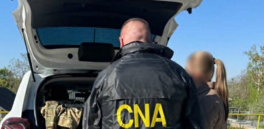 Șefa Inspecției pentru Protecția Mediului Ocnița și doi inspectori superiori, reținuți de CNA și procurori în mai multe dosare de corupere pasivă