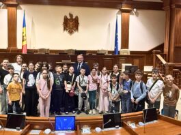 Elevii Gimnaziului „Dumitru Matcovschi” din Soroca au vizitat Parlamentul Republicii Moldova