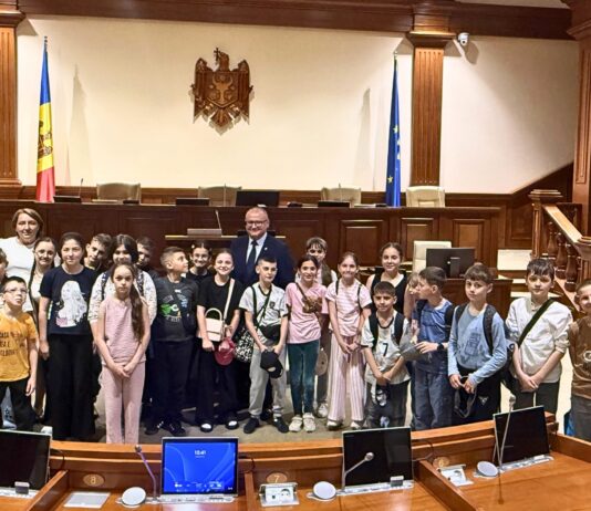 Elevii Gimnaziului „Dumitru Matcovschi” din Soroca au vizitat Parlamentul Republicii Moldova