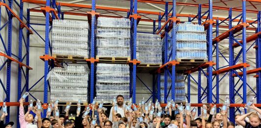 Micii exploratori de la Liceul „Constantin Stere”, în vizită la fabrica de apă minerală Soroca