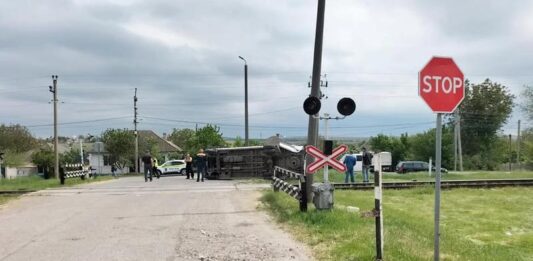 Impact violent la Florești. Doi răniți după ce un microbuz a fost lovit de tren
