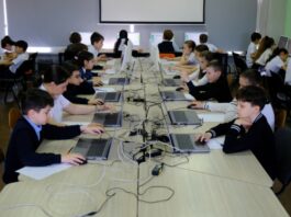 Mii de elevi din toată țara au susținut testul la matematică în format digital