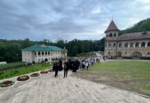 Drumul Crucii spre Mănăstirea Rudi – mărturisire de credință și jertfelnicie creștină