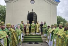 Sfințirea Prestolului și Dumnezeiasca Liturghie în biserica „Adormirea Maicii Domnului” din satul Redi-Cereșnovăț, raionul Soroca