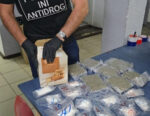 Captură de droguri ascunse în colete cu alimente din Spania: doi tineri, reținuți