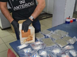 Captură de droguri ascunse în colete cu alimente din Spania: doi tineri, reținuți