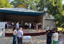 Copiii din Tabăra „Prietenia”, învățați cum să se protejeze de pericolele din viața reală și online