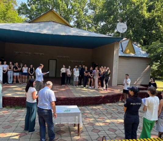 Copiii din Tabăra „Prietenia”, învățați cum să se protejeze de pericolele din viața reală și online