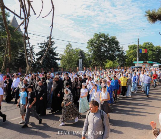 Sute de credincioși au participat la tradiționala procesiune de rugăciune cu icoana Maicii Domnului „Cu trei mâini”, în jurul municipiului Soroca