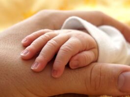 Indemnizația de maternitate nu va mai depinde de căsătoria părinților