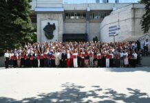 Absolvenții cu media 10 la bacalaureat, premiați de președintele Parlamentului, Igor Grosu, și ministrul Educației și Cercetării, Dan Perciun