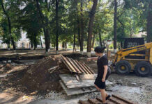 Scena din Parcul „Mihai Eminescu” din Soroca, în plin proces de modernizare
