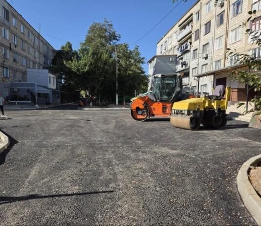 Lucrările de asfaltare de pe strada Miron Costin din Florești au intrat în etapa finală