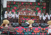 Bădiceni, în straie tradiționale. Festivalul Covorului Moldovenesc „ROSTAR” a ajuns la cea de-a III-a ediție