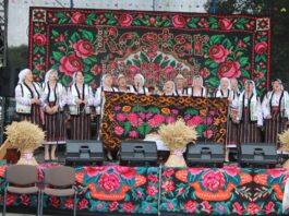 Bădiceni, în straie tradiționale. Festivalul Covorului Moldovenesc „ROSTAR” a ajuns la cea de-a III-a ediție