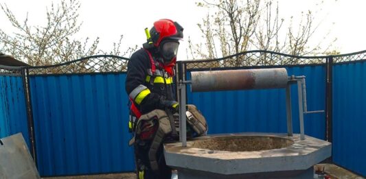 Bărbat salvat după ce a căzut într-o fântână