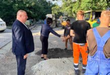 Lucrări de reabilitare în curtea unui bloc locativ din sectorul 3 al municipiului Soroca