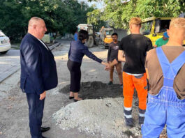 Lucrări de reabilitare în curtea unui bloc locativ din sectorul 3 al municipiului Soroca