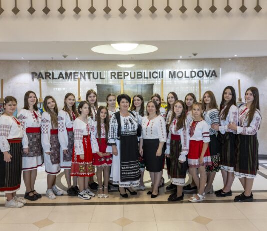 Elevii Școlii de Arte „Mihai Bătrânu” din Dondușeni și-au expus lucrările la Parlament