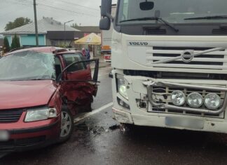 Accident rutier la Rublenița. Un Volkswagen nu ar fi cedat trecerea unui camion