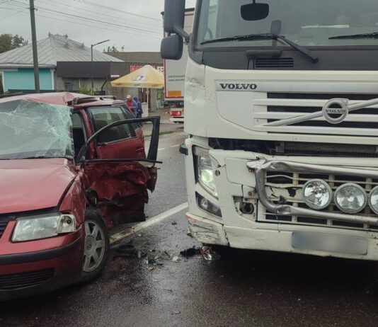 Accident rutier la Rublenița. Un Volkswagen nu ar fi cedat trecerea unui camion