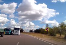 Pericol pe traseu la Ciripcău. Șoferul camionului riscă să rămână până la un an fără permis