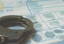 Doi bărbați, trimiși în judecată pentru omor din motive de prejudecată, după o dispută despre război